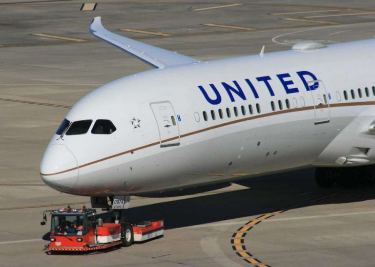 United Airlines Purchases Flight School