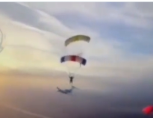 Read more about the article Video – Skydivers Near Miss with Regional Jet